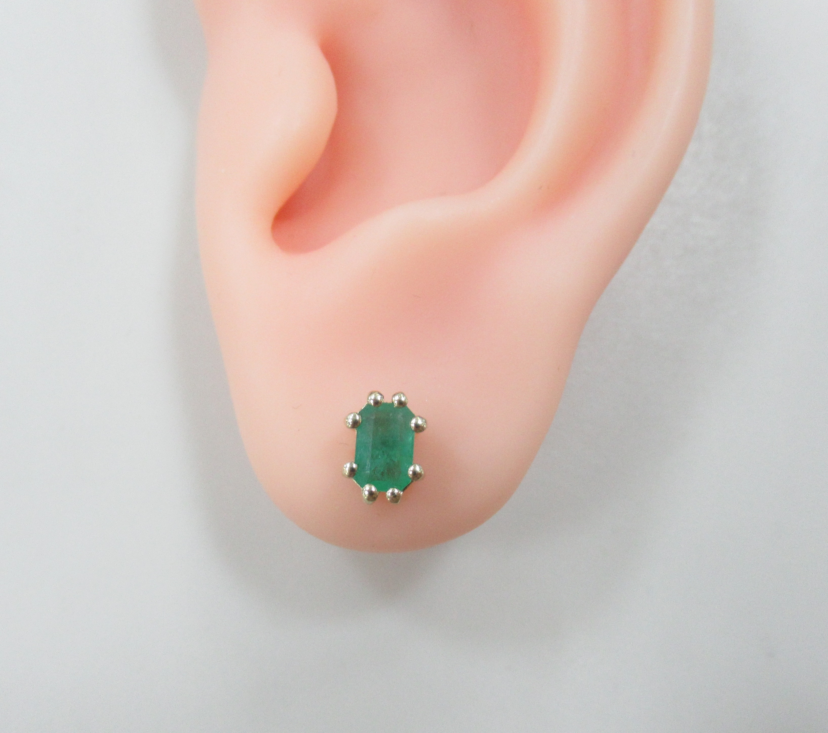 Серебряные серьги-пусеты с изумрудами